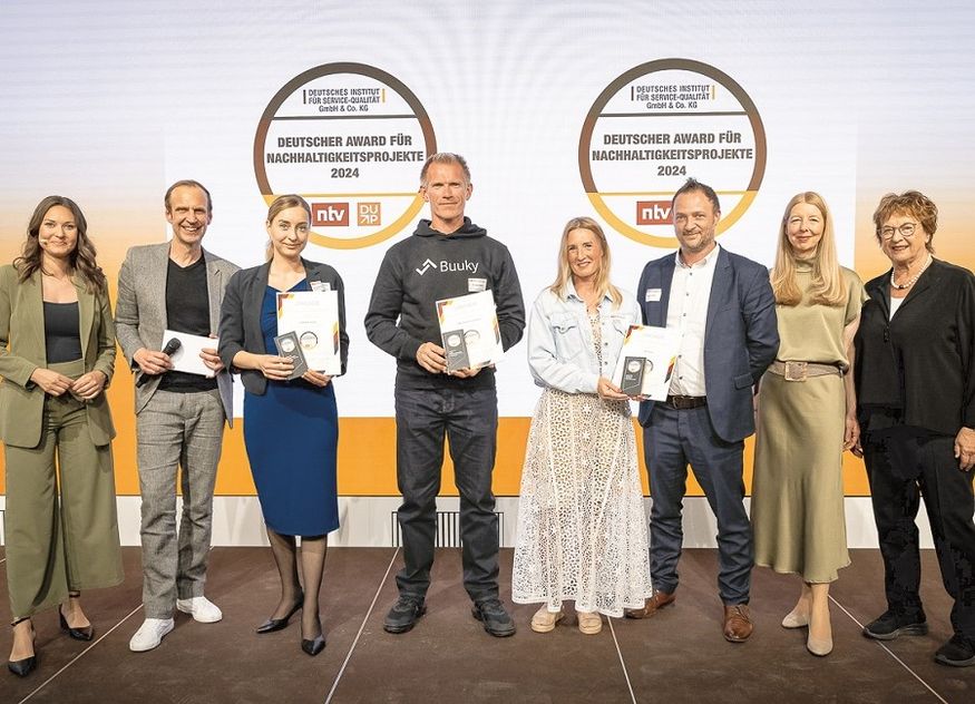 Die Preisträger des Deutschen Awards für Nachhaltigkeit der Kategorie „Projekt-Energie“. Für Winterhalter hat den Preis Verena Rist, Pressesprecherin (Vierte von rechts), entgegengenommen