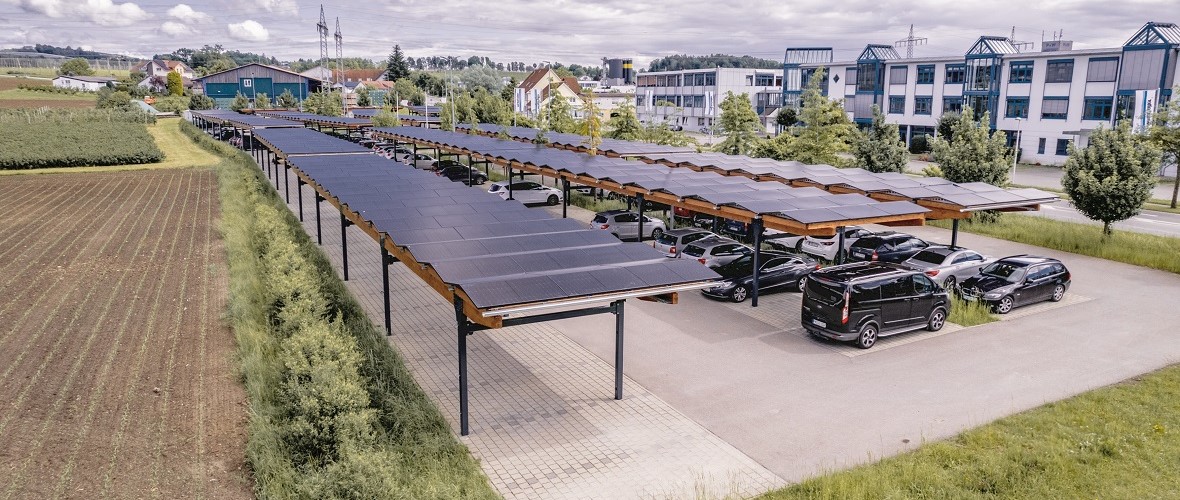 Auf gut 4.000 Quadratmetern Fläche wurden 194 Parkplätze bei Winterhalter mit einer Photovoltaik-Anlage aus Holz-Stahlkonstruktionen überdacht